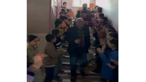 Emekli olan hizmetliye öğrenci ve öğretmenlerden duygulandıran veda