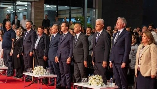 ERDEM KOLEJİ&rsquo;NDE MUHTEŞEM MEZUNİYET