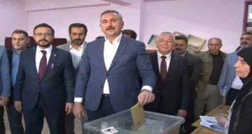 Eski Adalet Bakanı Gül oyunu Gaziantep'te kullandı