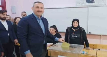Eski Adalet Bakanı Gül, oyunu Gaziantep'te kullandı