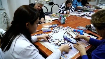 Ev kadınları boş zamanlarını rölyef yaparak değerlendiriyor