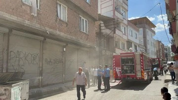 Evde çıkan yangında 2'si bebek 4 kişi dumandan etkilendi