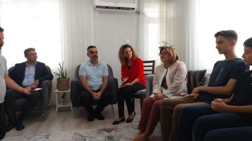  Fatma Şahin'den Türkiye birincisi ağabey-kardeşe tebrik ziyareti