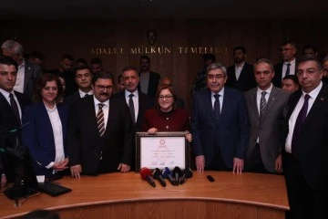 Fatma Şahin mazbatasını aldı