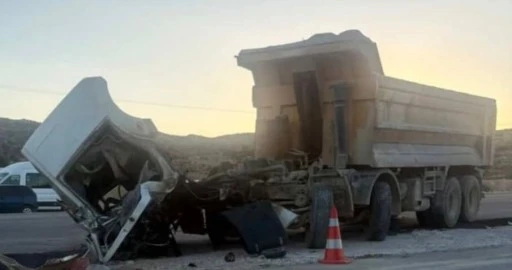 Feci kaza kamerada: Tır ile kafa kafaya &ccedil;arpışan kamyonun s&uuml;r&uuml;c&uuml;s&uuml; &ouml;ld&uuml;
