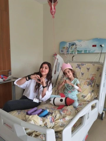 GAÜN öğrencileri çocuk hastanesinde hikayelerle moral verdi