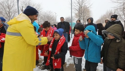 GAZİANTEP B&Uuml;Y&Uuml;KŞEHİR&rsquo;DEN &Ccedil;OCUKLARA KAR HEDİYESİ