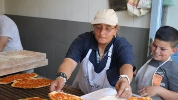 Gaziantep'in kadın pide ustası erkeklere taş çıkartıyor