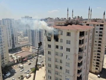 Gaziantep'te 15 katlı binada yangın paniği