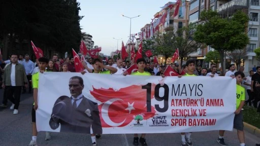 Gaziantep'te 19 Mayıs &quot;Bayraklı Gençlik Yürüyüşü&quot; ile kutlandı