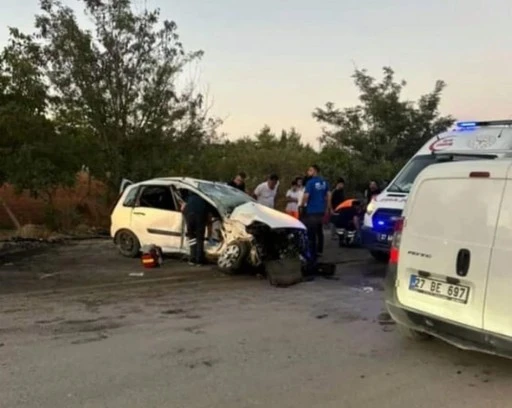 Gaziantep'te 2 otomobil kafa kafaya çarpıştı: 1 ölü, 3 yaralı