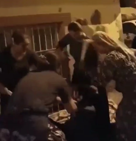Gaziantep'te 4 kadın, sokakta oturan başka bir kadını sopalarla darp etti