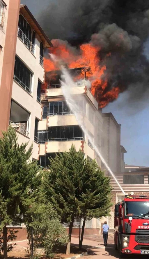 Gaziantep&rsquo;te 4 katlı binanın terasında yangın