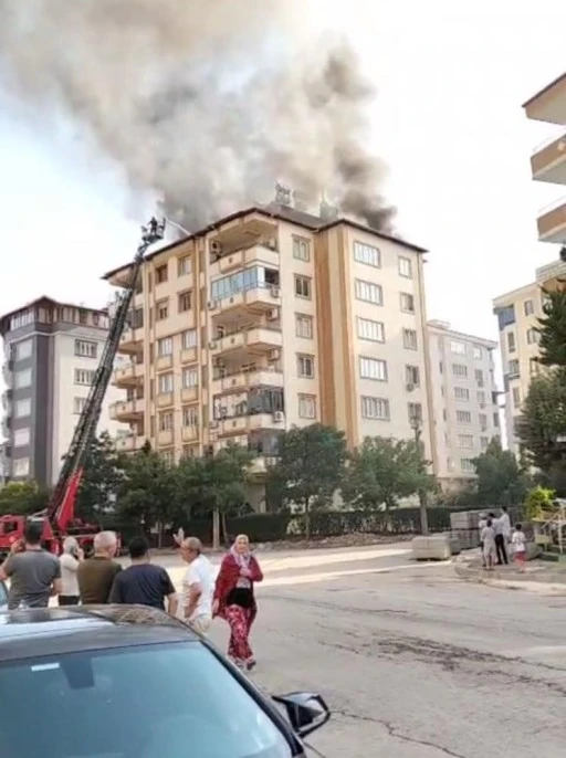 Gaziantep’te 6 katlı binanın çatısında yangın
