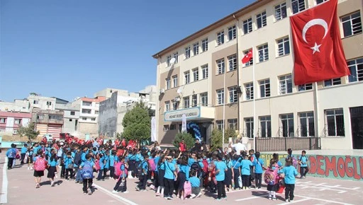 Gaziantep'te 705 bin &ouml;ğrenci ders başı yaptı