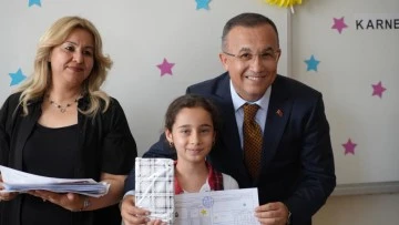 Gaziantep'te 730 bin öğrenci karne heyecanı yaşadı