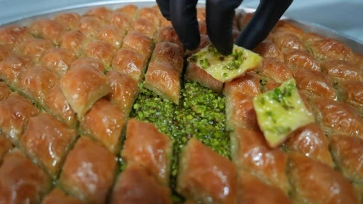 Gaziantep'te baklavacıların yoğun bayram mesaisi başladı