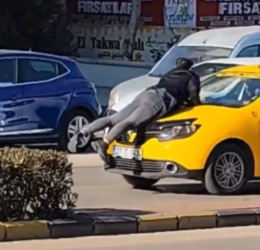 Gaziantep'te bir vatandaş hareket halindeki taksinin üzerine çıktı