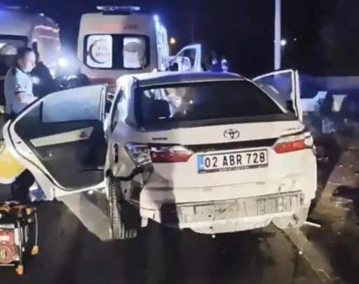 Gaziantep&rsquo;te &ccedil;arpışan iki otomobil metrelerce savruldu: 1 &ouml;l&uuml;, 3 ağır yaralı