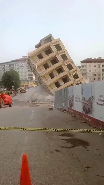 Gaziantep’te depremde ağır hasar alan bina yıkım sırasında çöktü