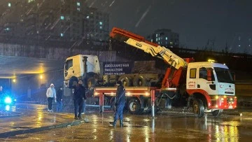 Gaziantep’te dorsesi açılan tır üst geçide sıkıştı