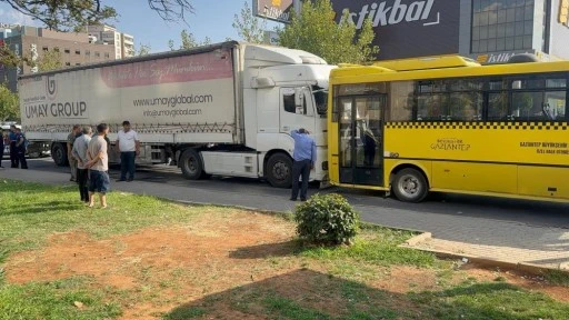 Gaziantep&rsquo;te durakta yolcu alan halk otob&uuml;s&uuml;ne tır &ccedil;arptı: 2&rsquo;si ağır 3 yaralı