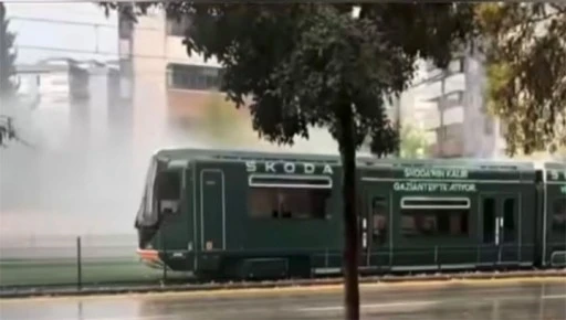 Gaziantep'te faciadan d&ouml;n&uuml;ld&uuml;: Y&uuml;zlerce yolcunun olduğu tramvaya yıldırım isabet etti