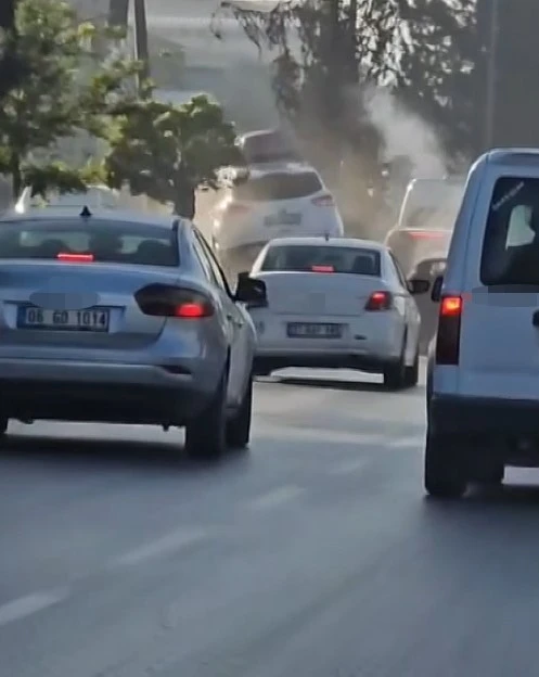 Gaziantep'te facianın eşiğinden d&ouml;n&uuml;ld&uuml;: S&uuml;r&uuml;c&uuml;s&uuml; rahatsızlanan &ccedil;ekici, &ouml;n&uuml;ndeki 6 aracı bi&ccedil;ti