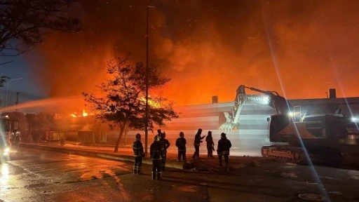 Gaziantep&rsquo;te geri d&ouml;n&uuml;ş&uuml;m fabrikasındaki yangın kontrol altına alındı