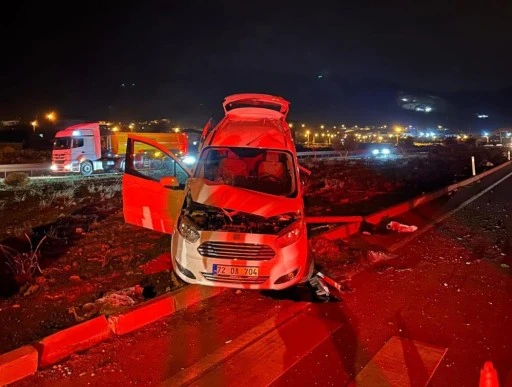 Gaziantep'te hafif ticari ara&ccedil; ile tır &ccedil;arpıştı: 2'si &ccedil;ocuk 3 yaralı