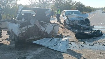  Gaziantep'te iki aracın kafa kafaya çarpıştığı kaza kamerada