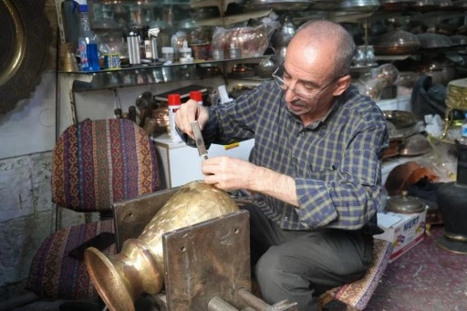 Gaziantep'te ilmek ilmek işlenen bakır ibrikler 100 bin TL'ye satılıyor