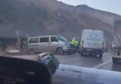 Gaziantep'te işçi servisi ile tır çarpıştı: 2 ölü, 7 yaralı