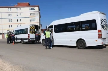  Gaziantep'te jandarmadan okul servis araçlarına şok denetim