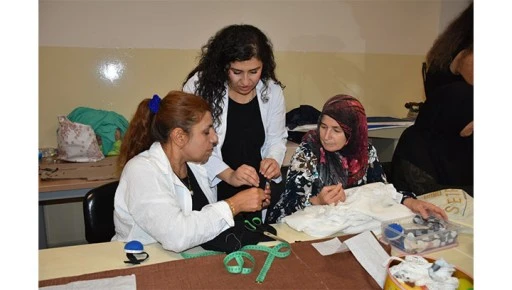 Gaziantep&rsquo;te kadınlar kendi diktikleri kıyafetleri giyiyor