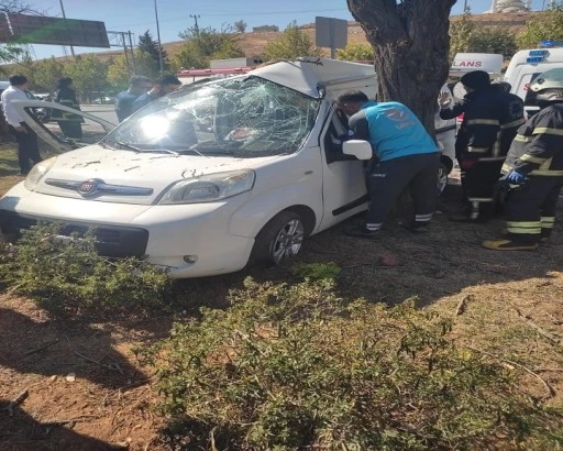  Gaziantep'te kontrolden çıkan araç ağaca çarparak durabildi: 2 yaralı