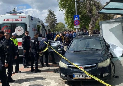 Gaziantep'te kontrolden çıkan otomobil, otobüs durağına daldı: 5 yaralı