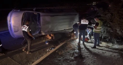 Gaziantep&rsquo;te lastiği patlayan minib&uuml;s taklalar atarak devrildi: 2 &ouml;l&uuml;, 8 yaralı