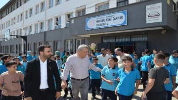 Gaziantep'te okulları gezen CHP'li Öztürkmen
