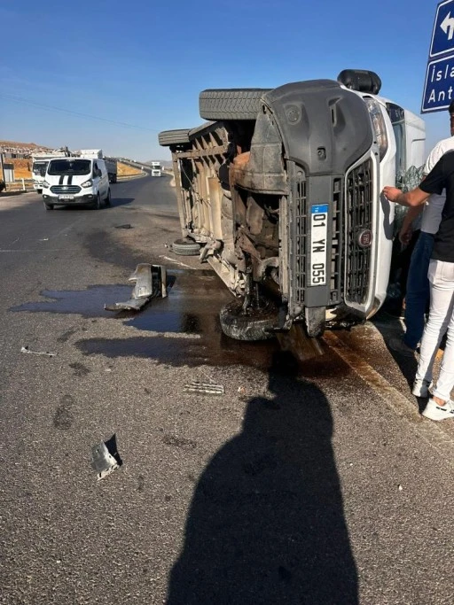 Gaziantep&rsquo;te otomobil ile minib&uuml;s &ccedil;arpıştı: 5 yaralı