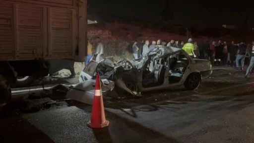 Gaziantep'te otomobil kamyona arkadan &ccedil;arptı: 3 &ouml;l&uuml;