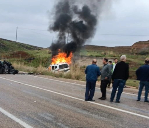 Gaziantep'te otomobille çarpışan hafif ticari araç alev topuna döndü: 2 ölü, 2 yaralı