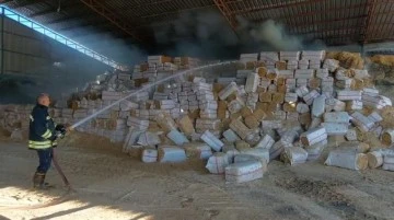 Gaziantep'te saman balyalarının bulunduğu depoda yangın
