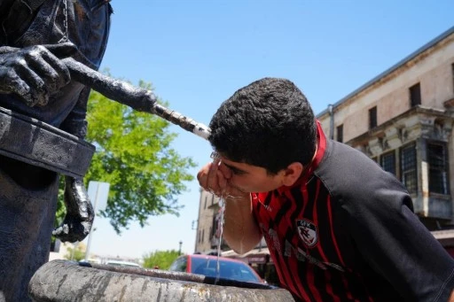Gaziantep'te sıcaktan bunalan vatandaşlar &ccedil;eşme başında serinledi