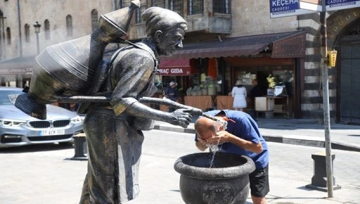 Gaziantep'te sıcaktan bunalan vatandaşlar çeşme başında serinledi