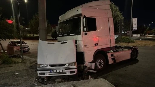 Gaziantep'te tır işçi servisine çarptı: 3'ü ağır 13 yaralı