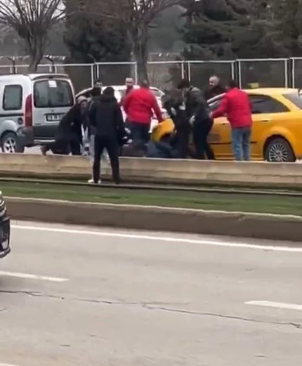 Gaziantep'te trafikte dehşet: Taksiciye aracında meydan dayağı