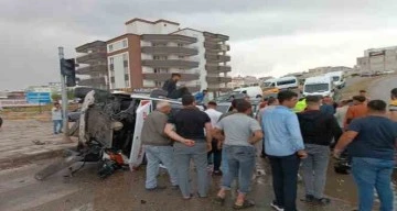 Gaziantep’te vakaya giden ambulans, kavşakta araçla çarpıştıktan sonra devrildi.