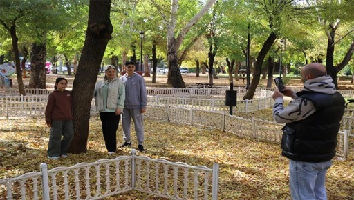 Gaziantep'teki parklar sonbahar renklerine b&uuml;r&uuml;nd&uuml;