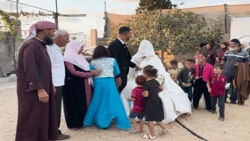 Gazze’de hain saldırıların gölgesinde umutlandıran düğün